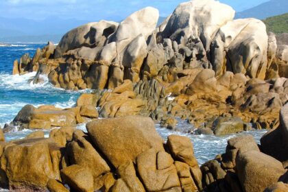 d&eacute;couvrez le gr20 en corse, l'un des sentiers de randonn&eacute;e les plus spectaculaires d'europe, offrant des paysages montagneux incroyables et une aventure inoubliable pour les passionn&eacute;s de trekking.