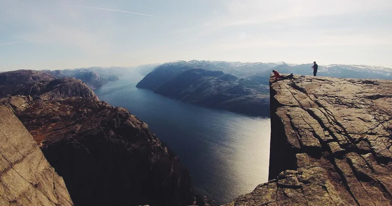 Visiter les fjords sans croisière : la méthode que je défends